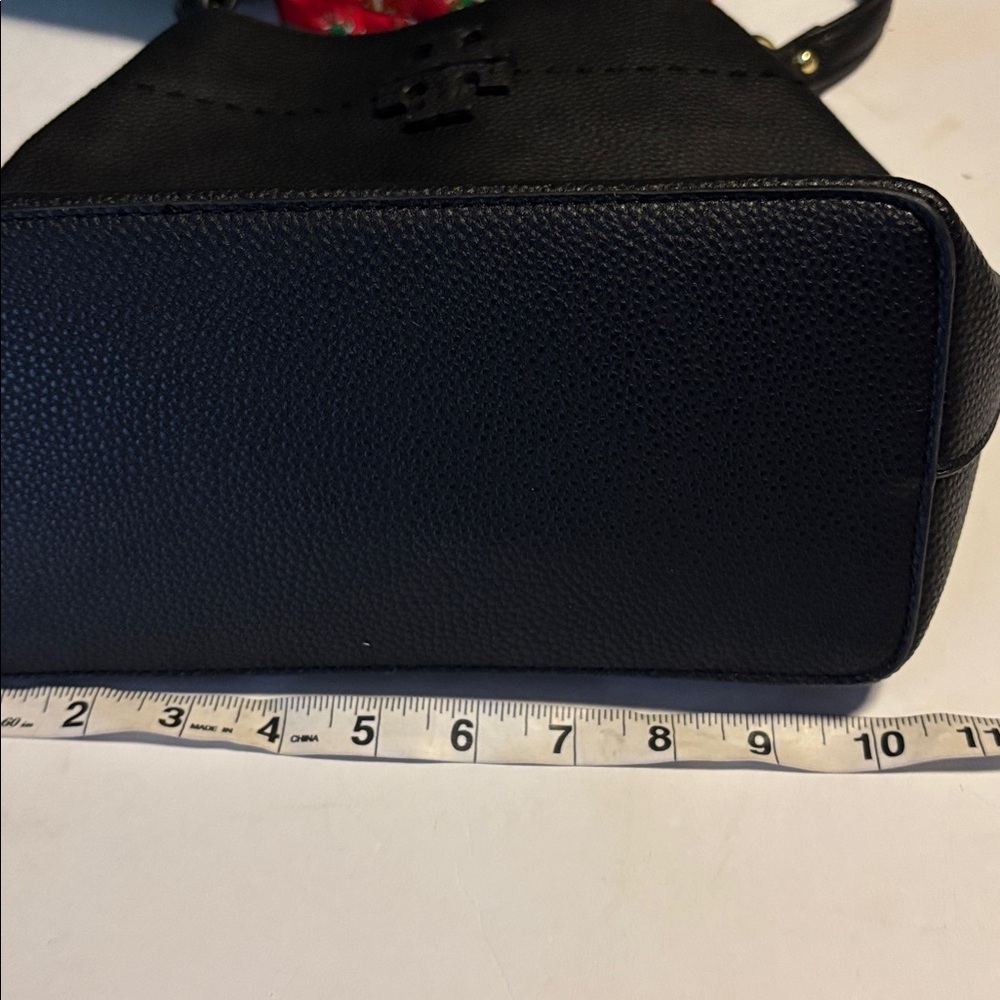 BLACK PEBBLED FAUX LEATHER HANDBAG/CROSSBODY T DESIGN GOLD TONED HARDWARE - Picture 5 of 7